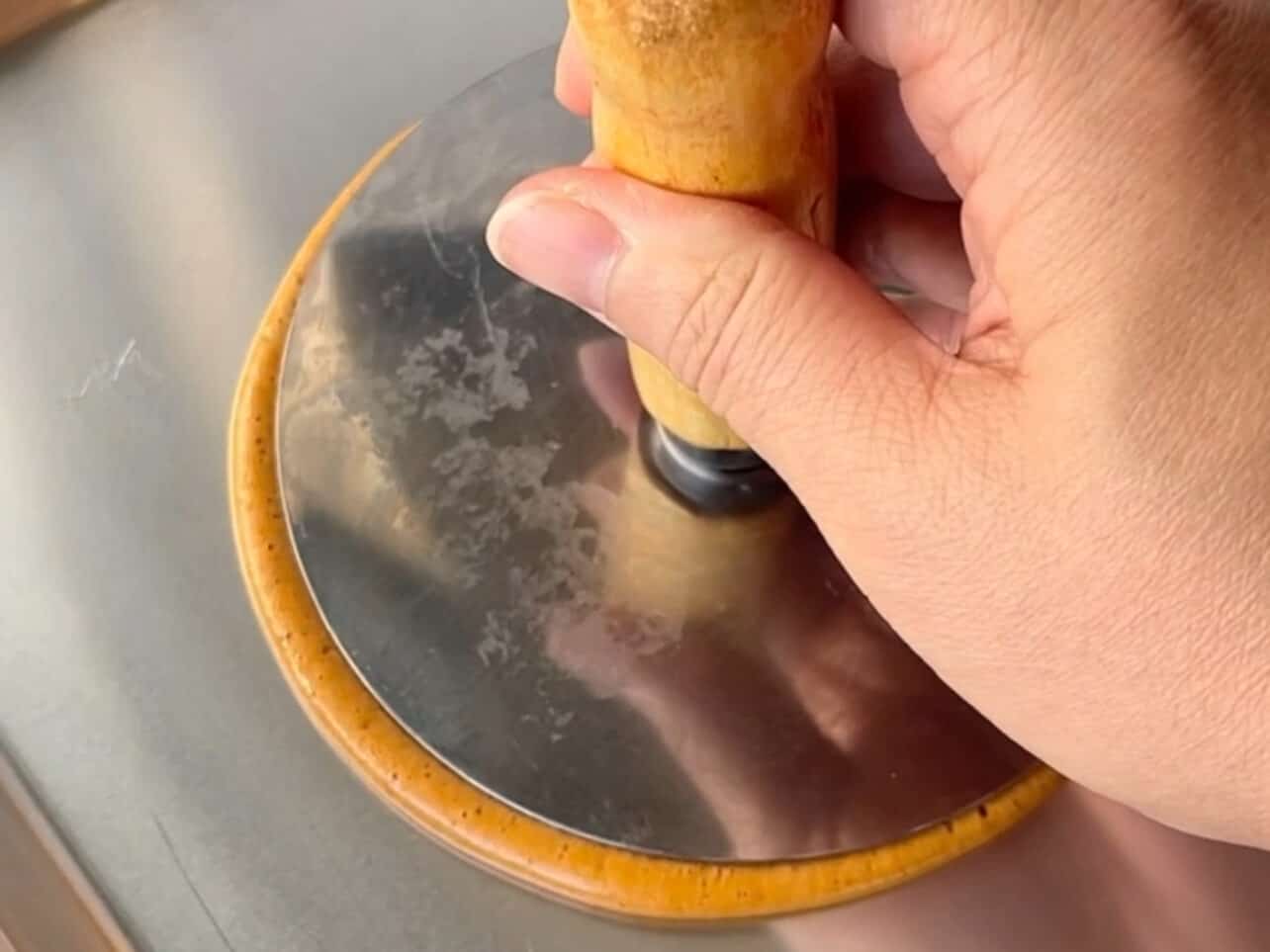 wait 15-20 secs, then flatten candy using hotteok press
