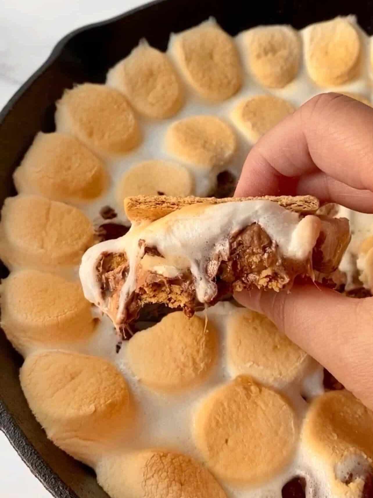 make s'mores sandwiches using graham crackers