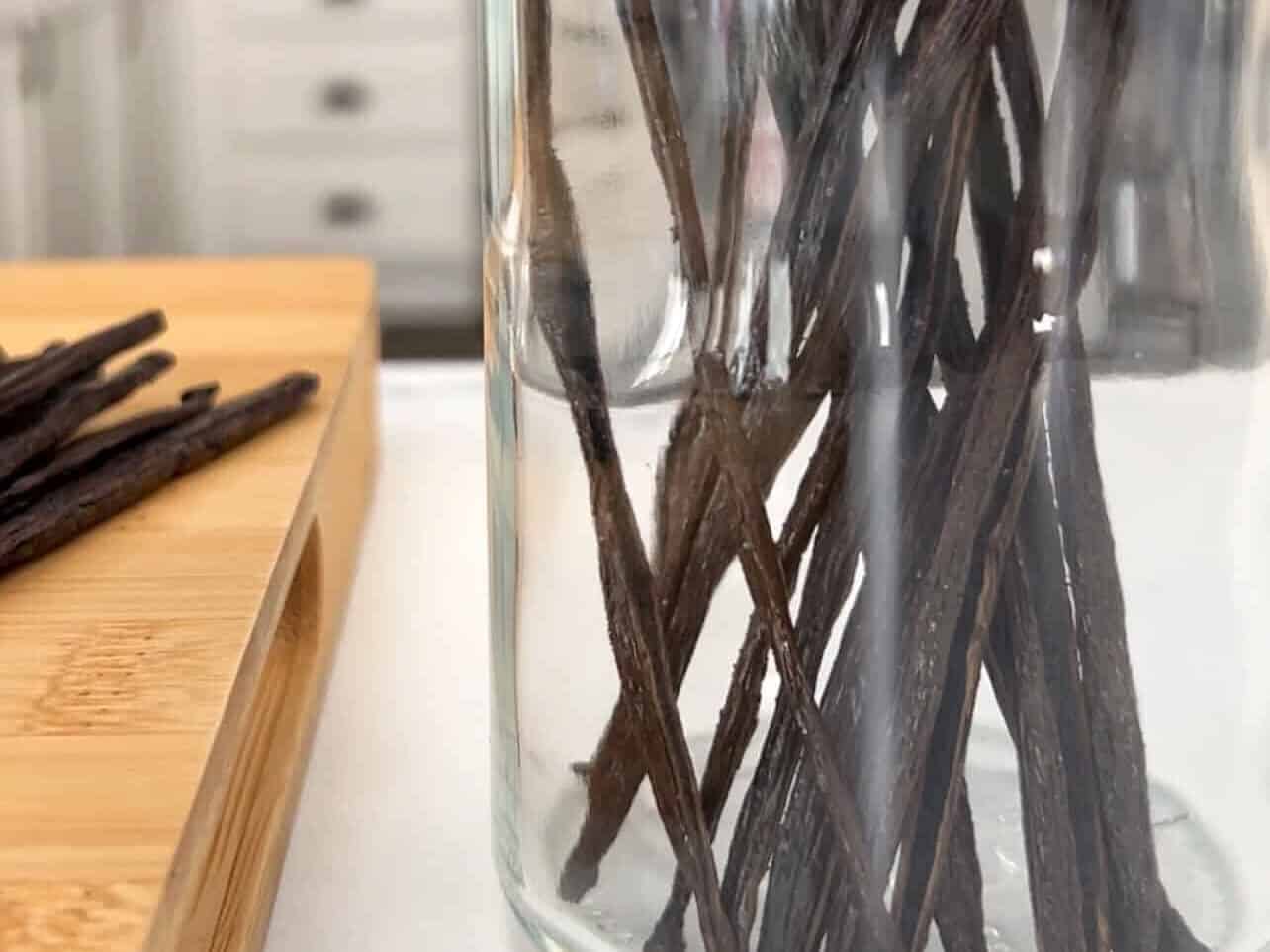 use glass jars or bottle for homemade vanilla extract