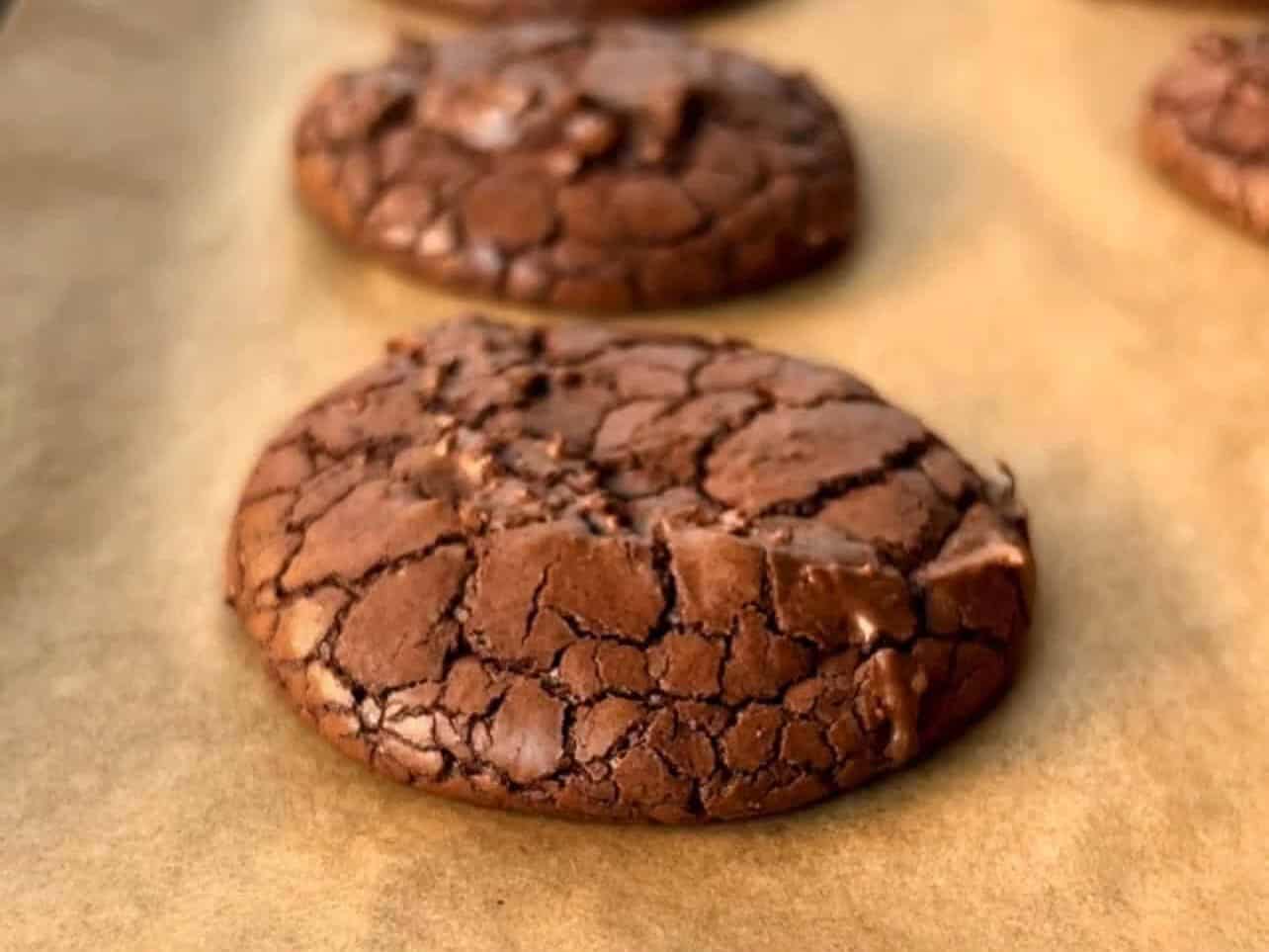 brownie cookies with crinkly top
