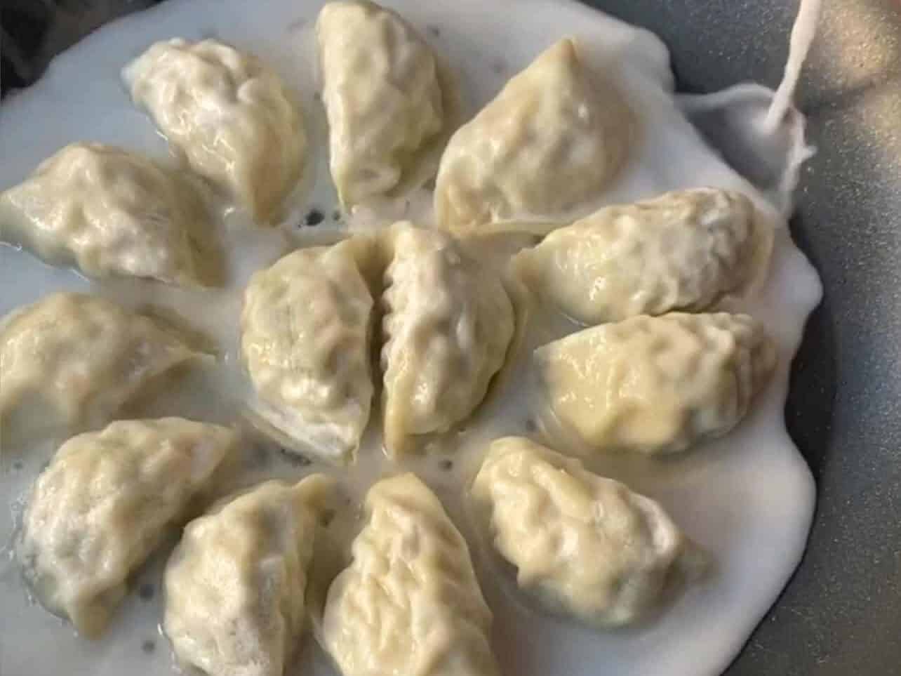 pour in slurry to make dumpling skirt