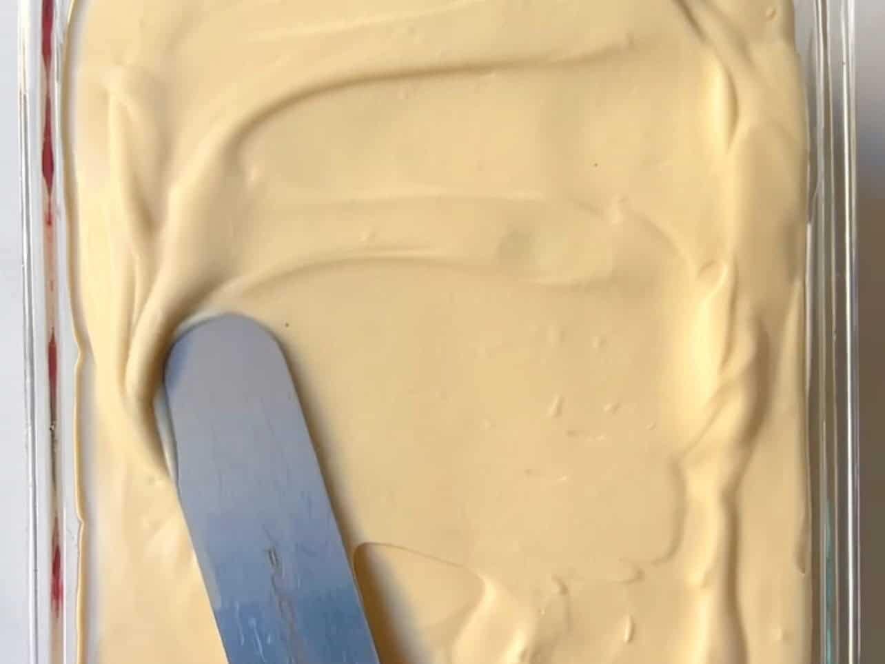 even layer of mascarpone filling