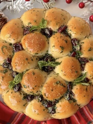 cheese stuffed garlic bread wreath