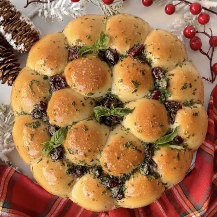 cheese stuffed garlic bread wreath