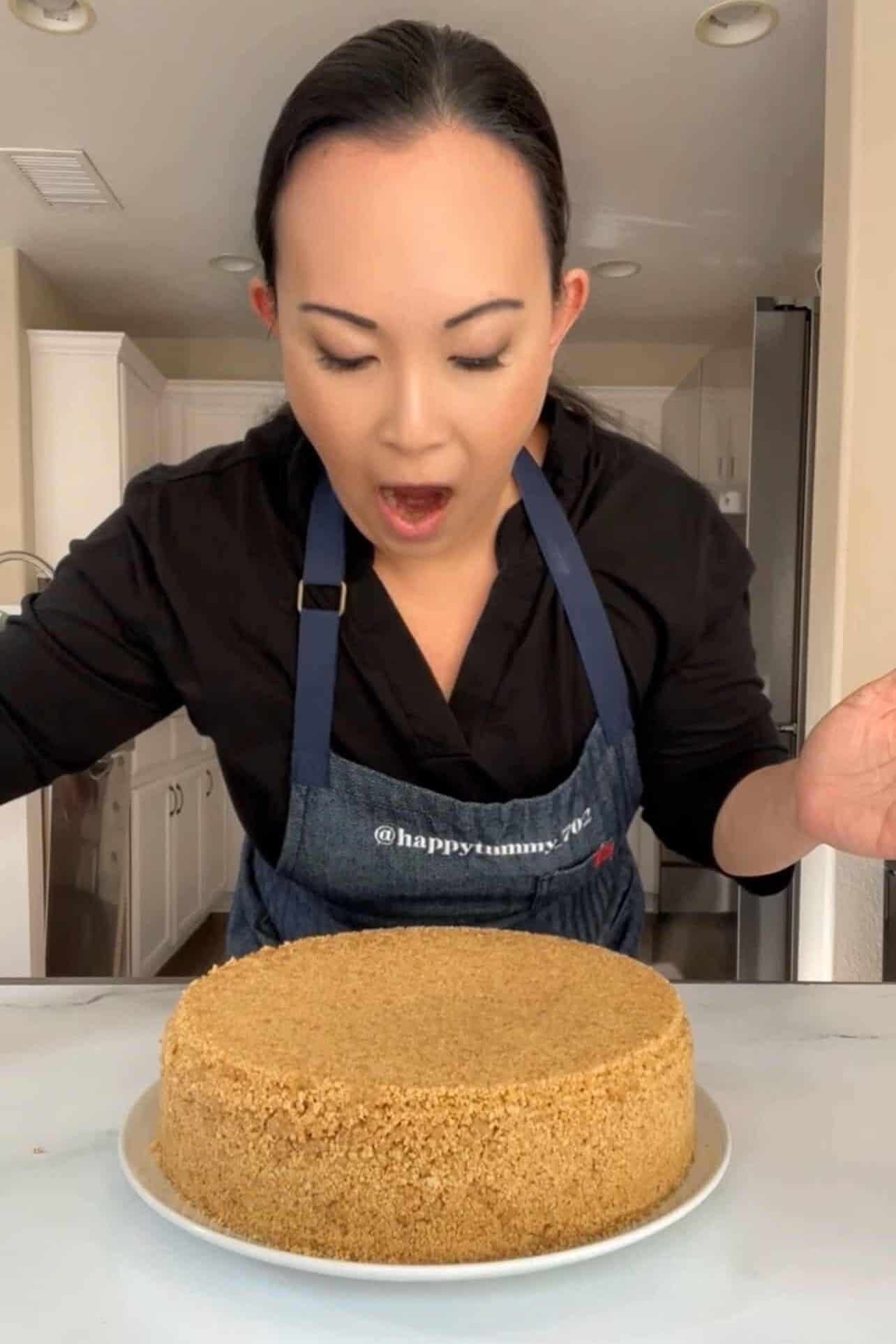 great reaction of un-molding upside down cheesecake